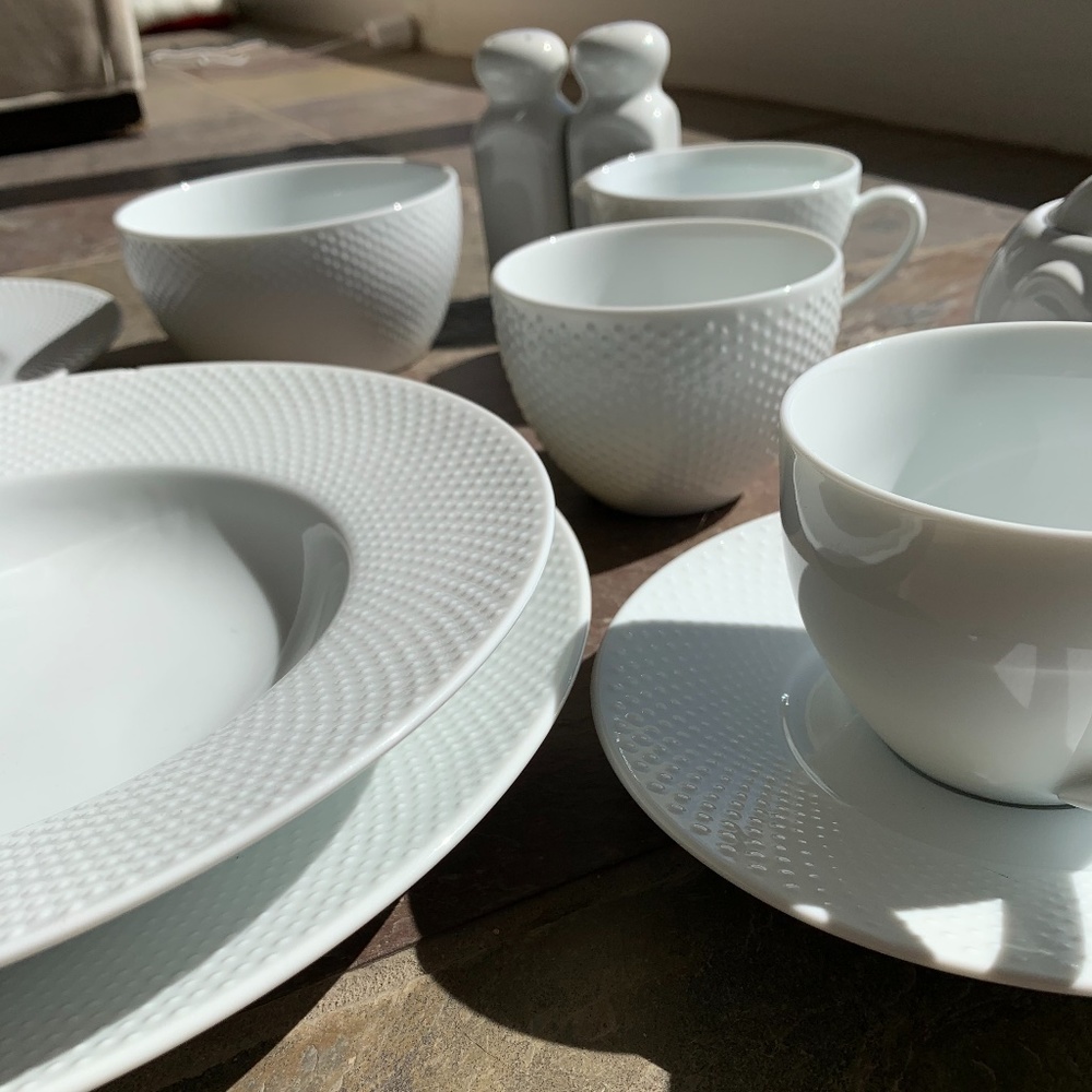 Crate&Barrel Tamiko Plate Set for 8 (with extra)